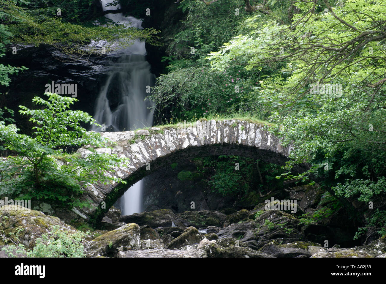 Römische Brücke und Wasserfälle bei Glen Lyon, Schottland. Stockfoto