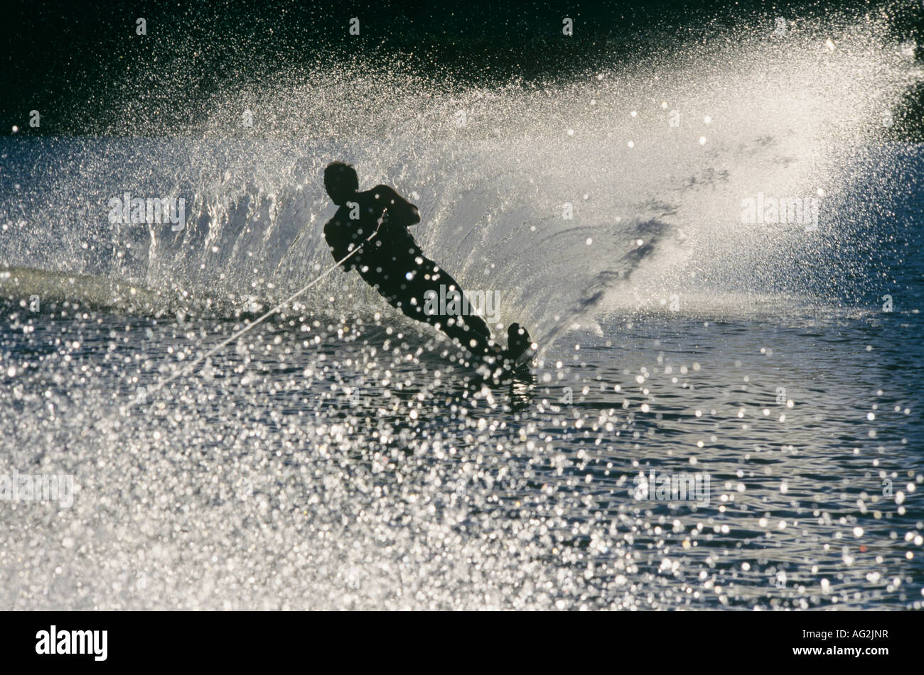 Wasser-Skifahrer in Aktion, silhouette Stockfoto