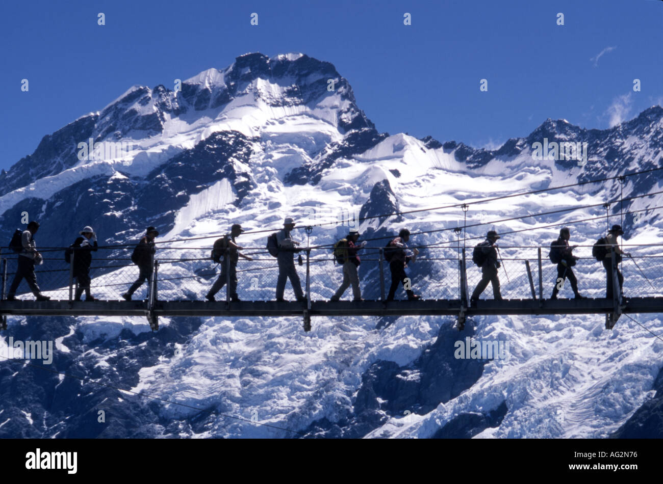 Eine Gruppe von Feuerholz verhandeln eine Überquerung des Flusses in das Hooker Valley Mount Cook National Park New Zealand montieren Sefton Hinterg Stockfoto