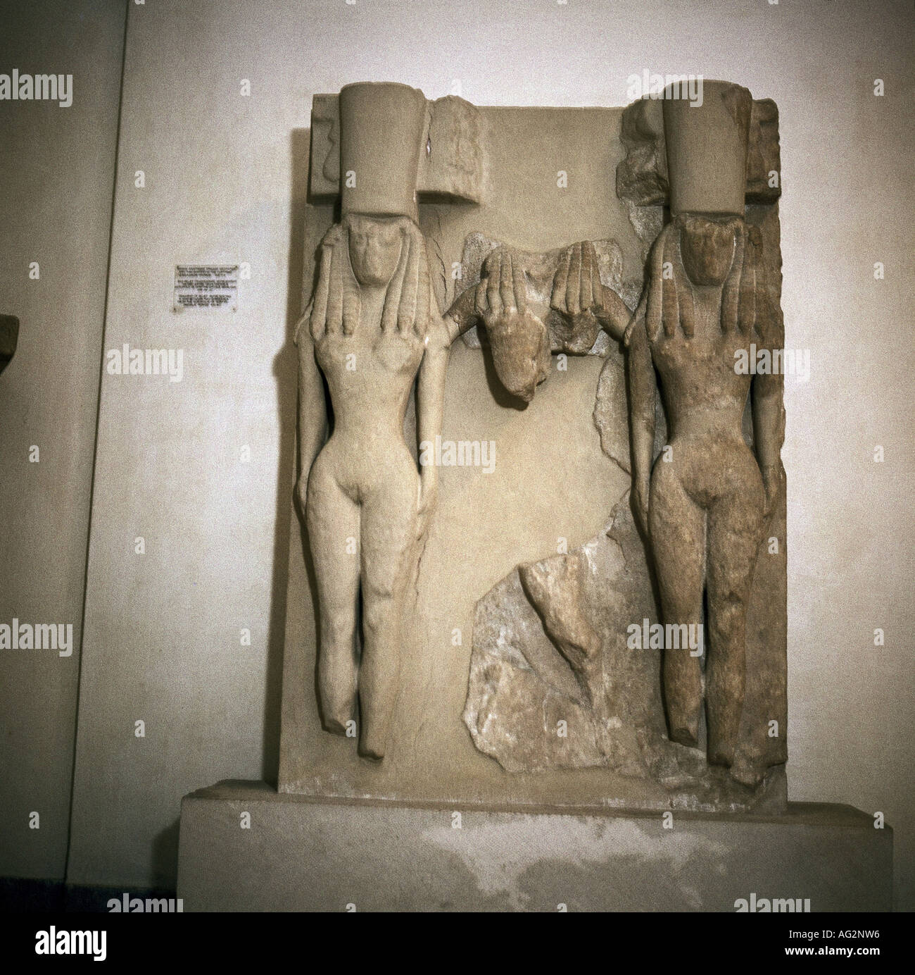 Bildende Kunst, archaische, Relief, Gott zwischen zwei Göttinnen, Akropolis von Gortyn, 7. Jahrhundert v. Chr., Archäologisches Museum Heraklion, Artist's Urheberrecht nicht gelöscht werden Stockfoto