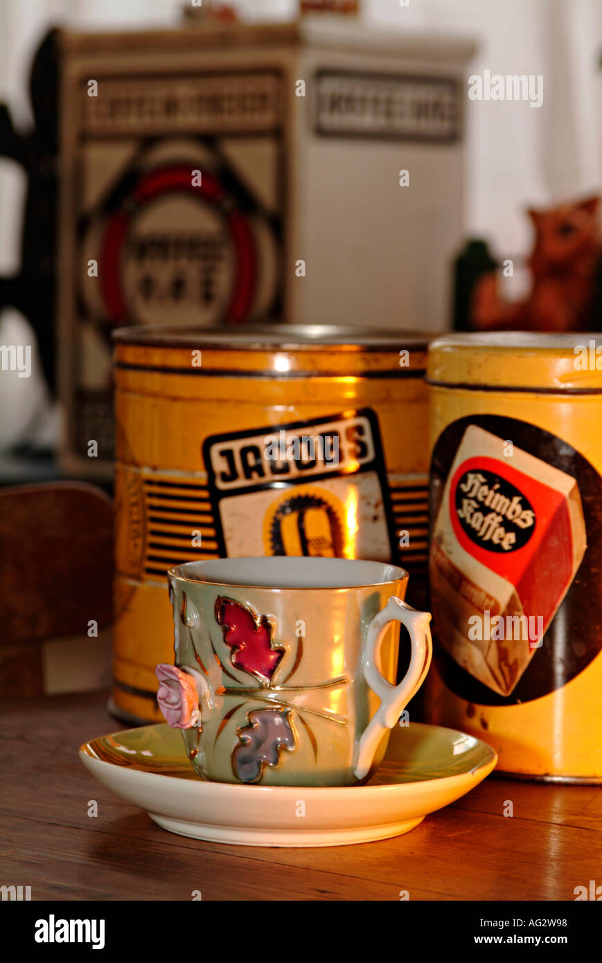 alte Tasse Kaffee und Kaffee-Dosen Dosen mit deutschen historischen Sprache Stockfoto