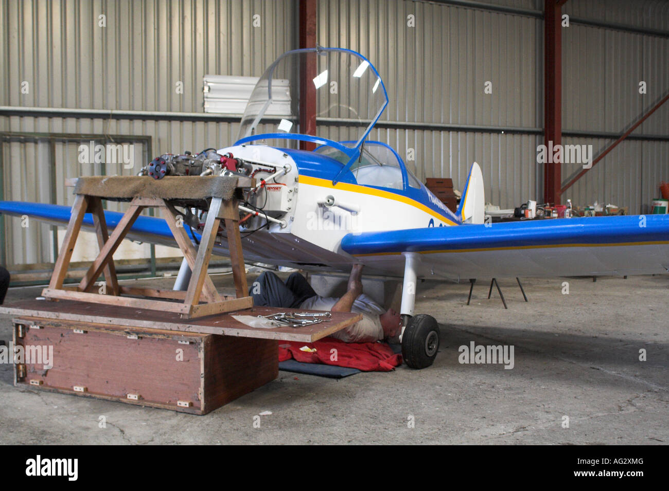 Wartung von Flugzeugen in einem Hangar Stockfoto