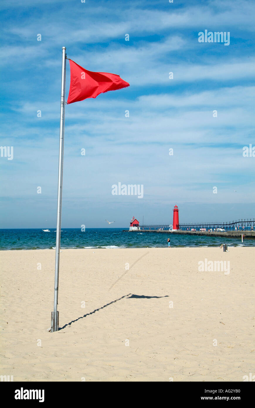 Rote Fahne am Grand Haven State Park Beach warnt Schwimmer von verschmutztem Wasser und Schwimmen ist verboten Stockfoto