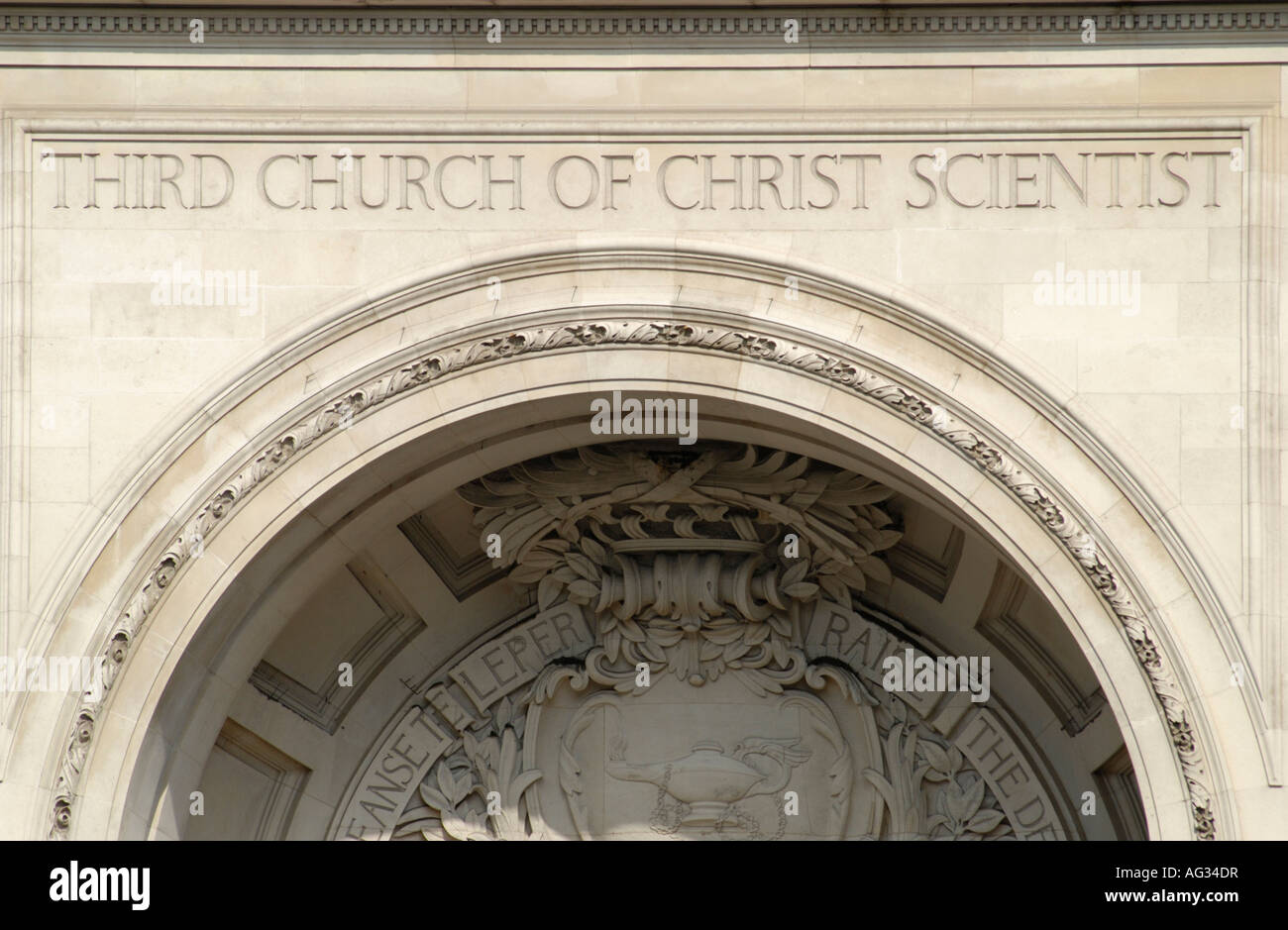 Dritte Church of Christ Scientist Schild über dem Eingang zur christlichen Wissenschaft Gebäude in Curzon Street London Stockfoto