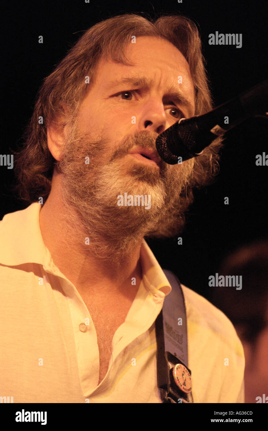 Gründungsmitglied der Amerikaner Bob Weir von Grateful Dead spielt mit seiner Band Ratdog in Cardiff South Wales UK Stockfoto