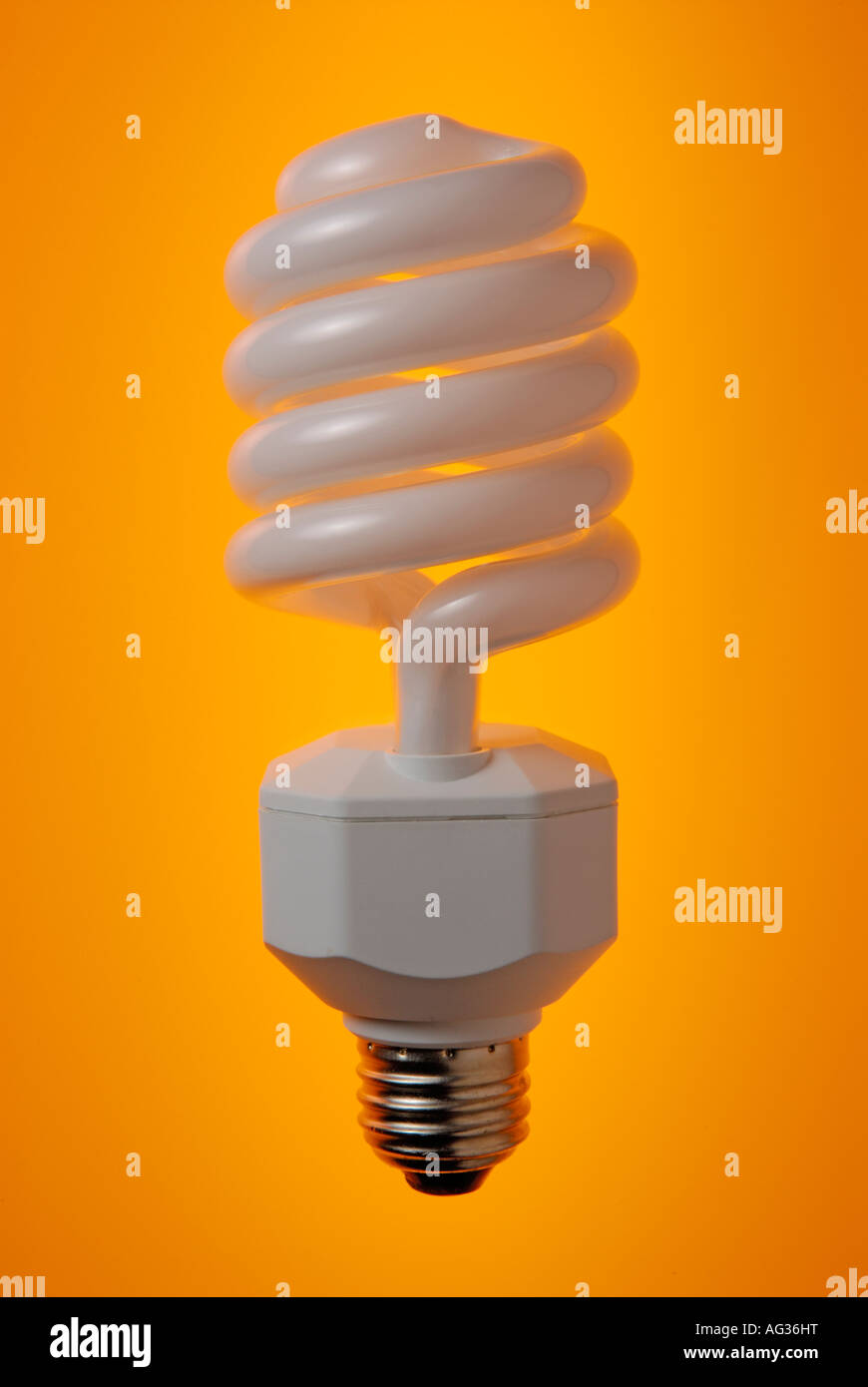 Kompakt-Leuchtstofflampe, Kompakt-Leuchtstofflampe, CFL CF Glühbirne Stockfoto