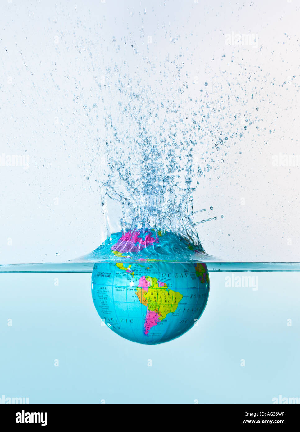 Globus ins Wasser Spritzen Stockfoto