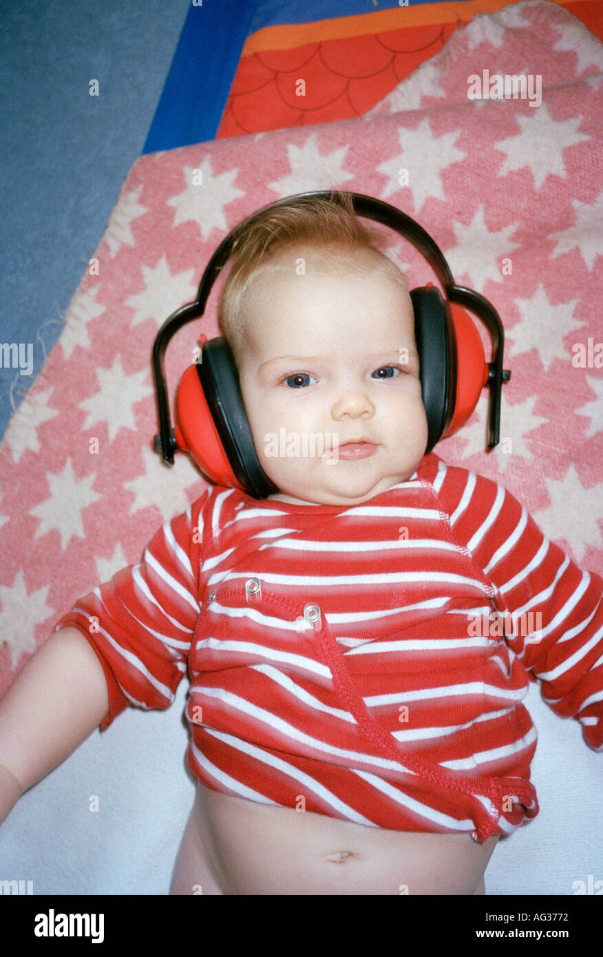 Kleines Baby mit Gehörschutz Stockfoto