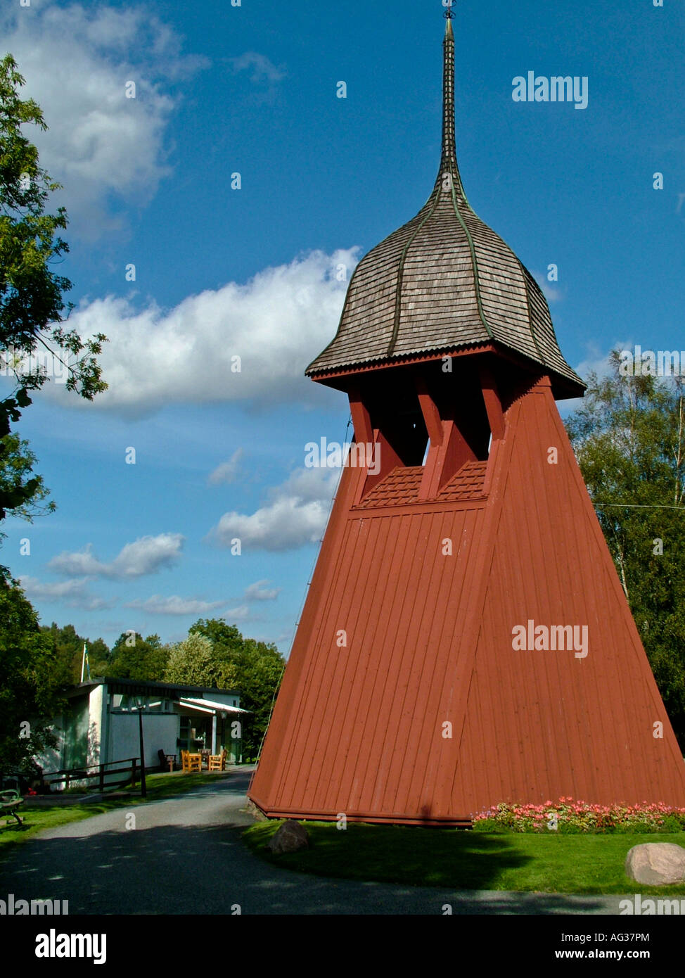 Freistehende Glockenturm des siebzehnten Jahrhunderts Kirche in Lerum Schweden Stockfoto