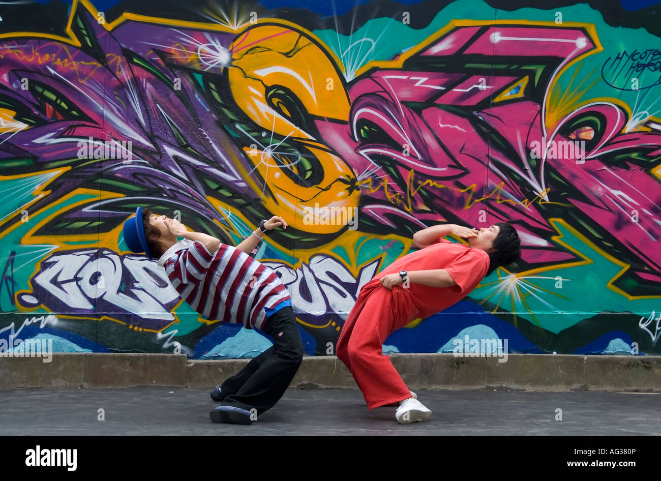 Die Künstlergruppe aus der koreanischen Tanz körperliche maximale Besatzung durchführen in den Straßen von Edinburgh Stockfoto