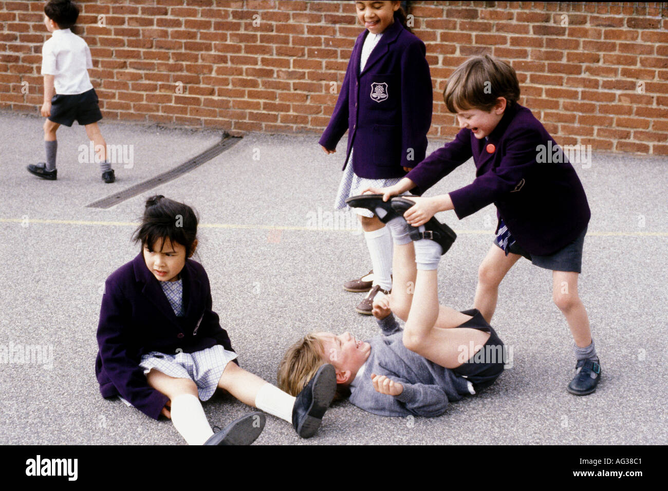 PV-Kinder spielen etwa zur Schule Aussparung Zeit auf Spielplatz South London School Stockfoto