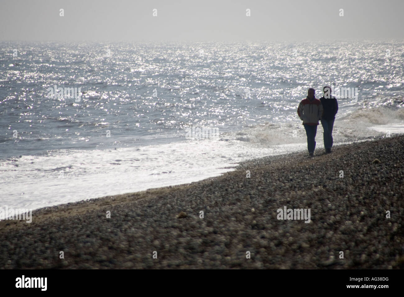 Ein paar, ein Strand-Arm in Arm spazieren. Stockfoto