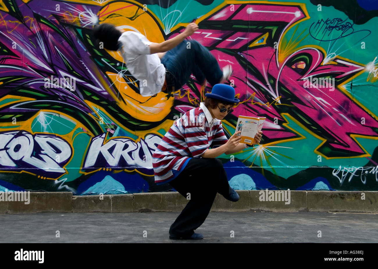 Die Künstlergruppe aus der koreanischen Tanz körperliche maximale Besatzung durchführen in den Straßen von Edinburgh Stockfoto
