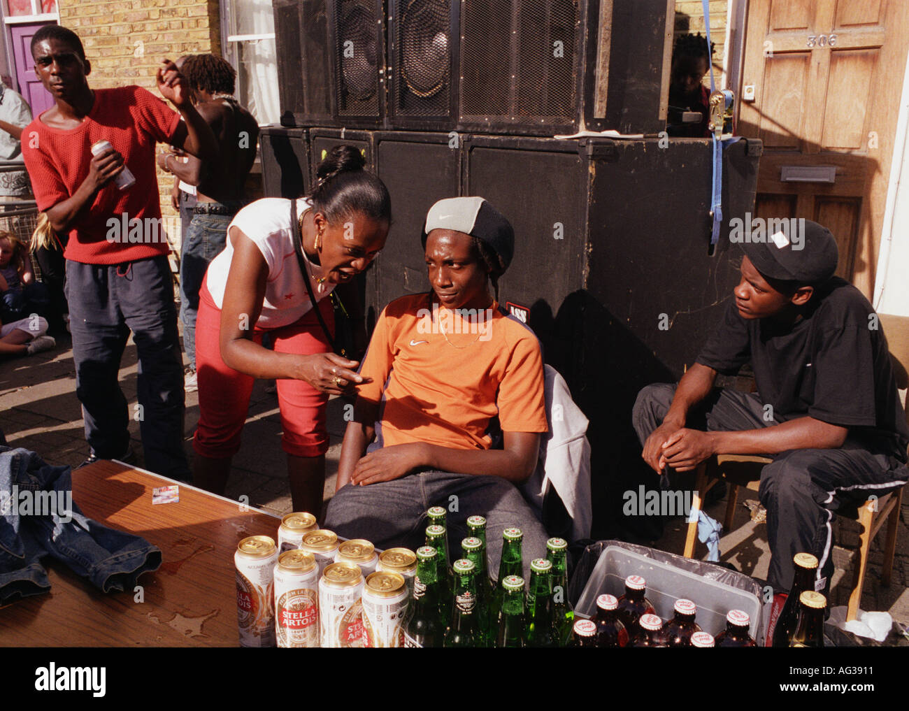 Eine Gruppe der Westindischen Menschen verkaufen Getränke und große Straße-sound-System während der Notting Hill Carnival anhören. Stockfoto Eine Gruppe der Westindischen Menschen verkaufen Getränke und große Straße-sound-System während der Notting Hill Carnival anhören. Stockfoto