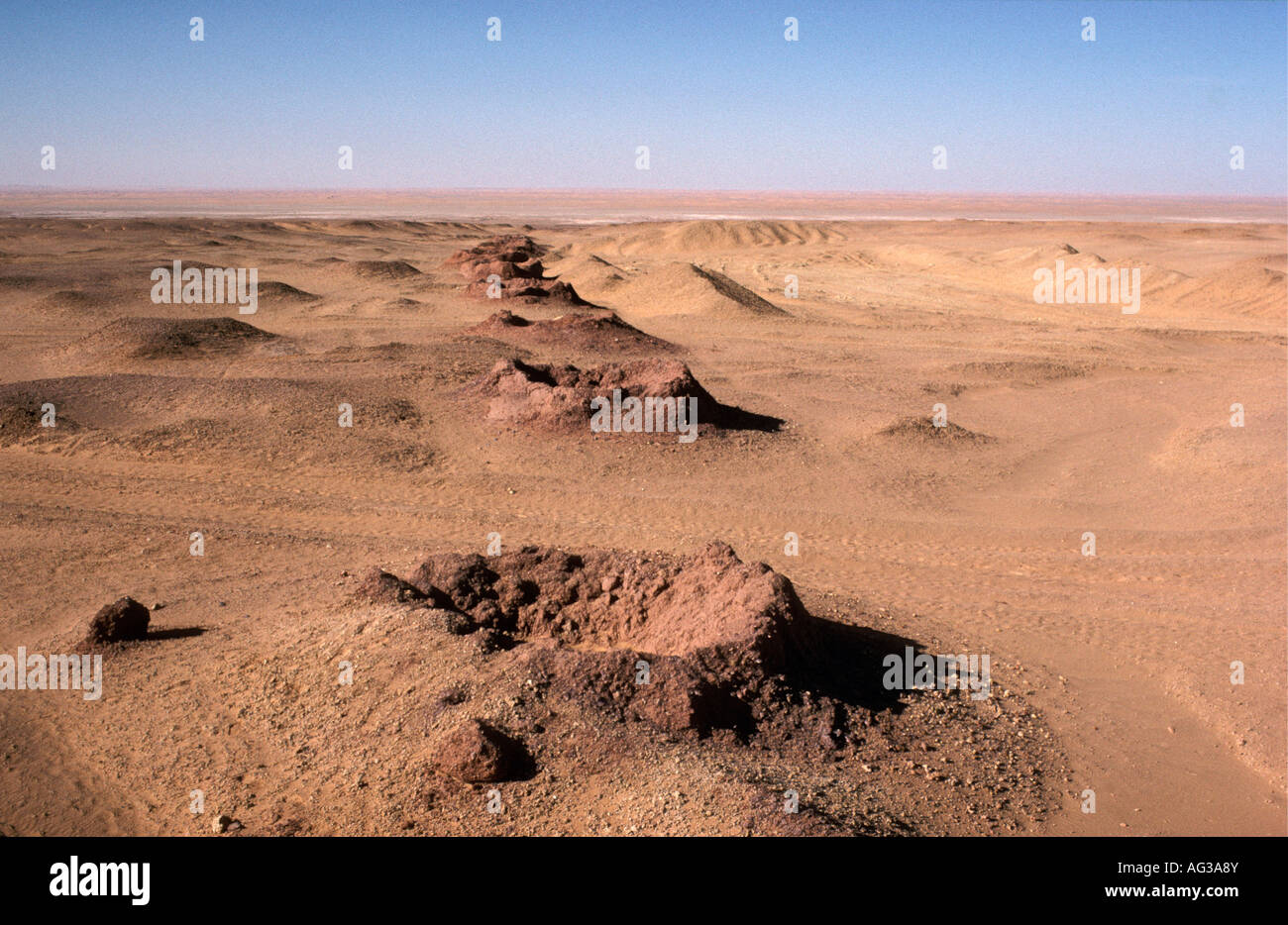 Algerien Timimoun Bohrungen verwendet für die unterirdische Bewässerung in Wüste genannt Foggara Stockfoto