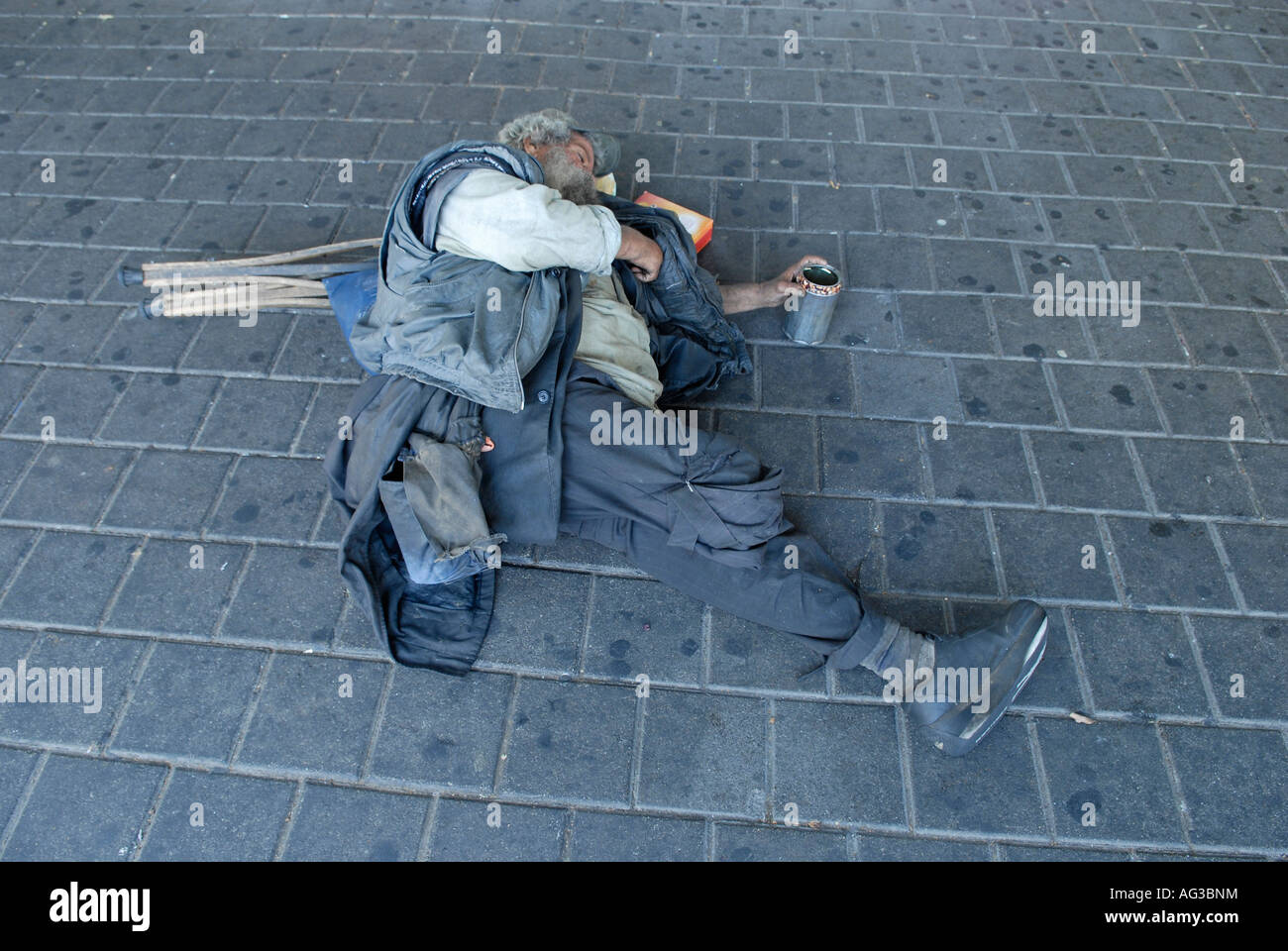 Eine Person mit Behinderung schläft auf einem Bürgersteig in Tel Aviv Israel Stockfoto