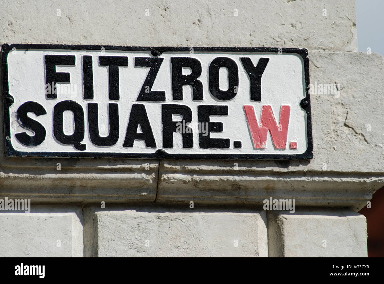 Fitzroy Square W London Straßenschild auf Steinmauer Stockfoto