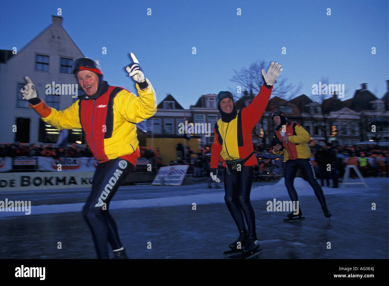 Niederlande Dokkum Teilnehmer Skater winken Hände den Zuschauern während der Rennen genannt elf-Städte-Tour 1997 Stockfoto