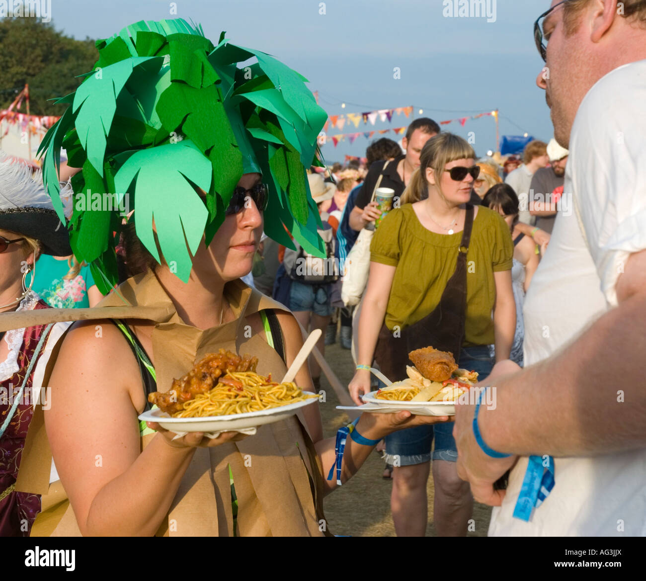 Eine Frau mit einem Teller mit Essen beim Bestival auf der Isle Of Wight Stockfoto