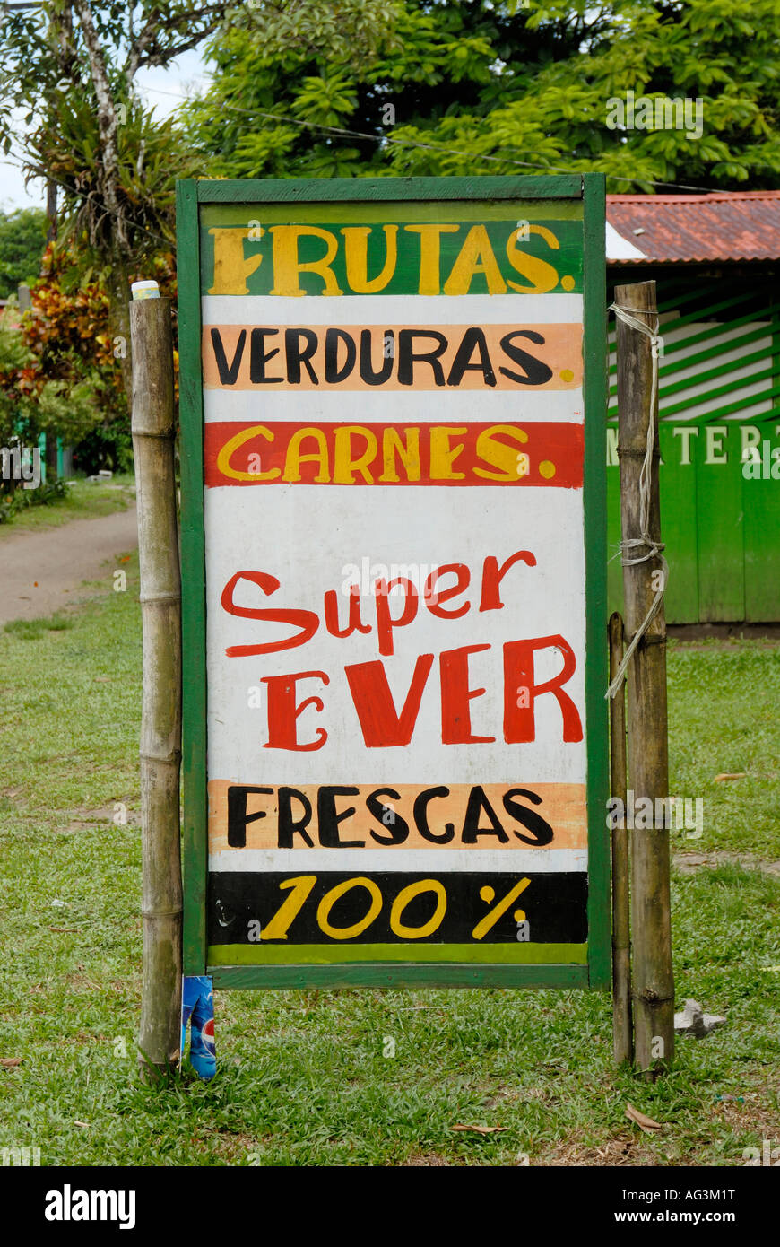 Supermarkt-Zeichen in spanischer Sprache für Obst und Gemüse und Fleisch. Tortuguero Dorf Costa Rica Stockfoto