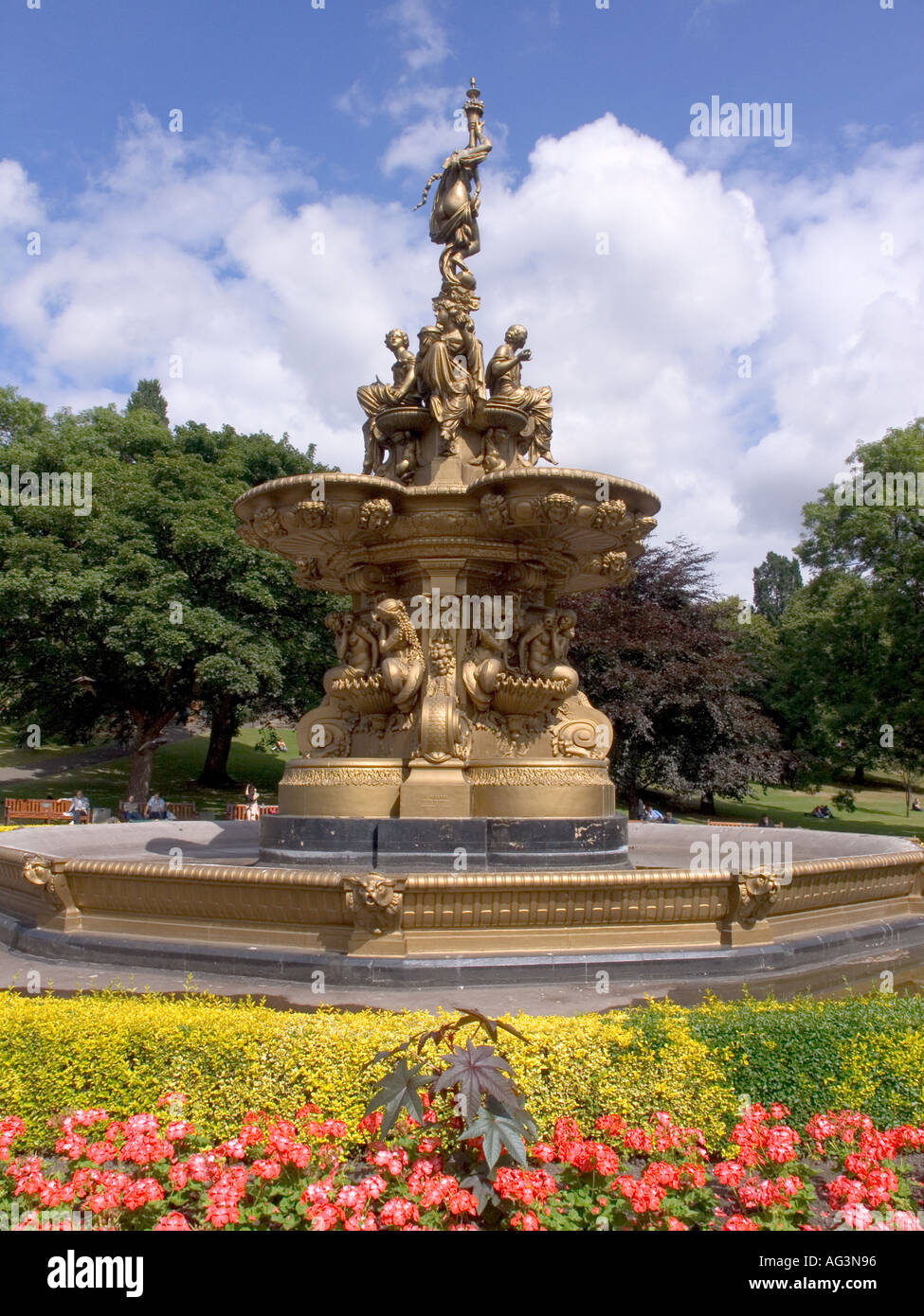 Brunnen und Blumen in Princess Street Gardens, Edinburgh Schottland Stockfoto