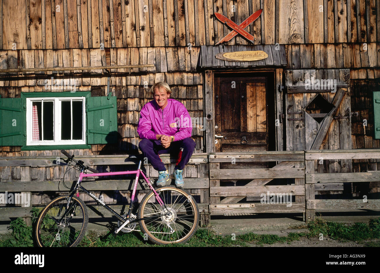 Wasmeier, Markus, * 9.9.1963, deutscher Sportler (Ski alpin), volle Länge, vor Hütte sitzend, 1990er Jahre, Stockfoto