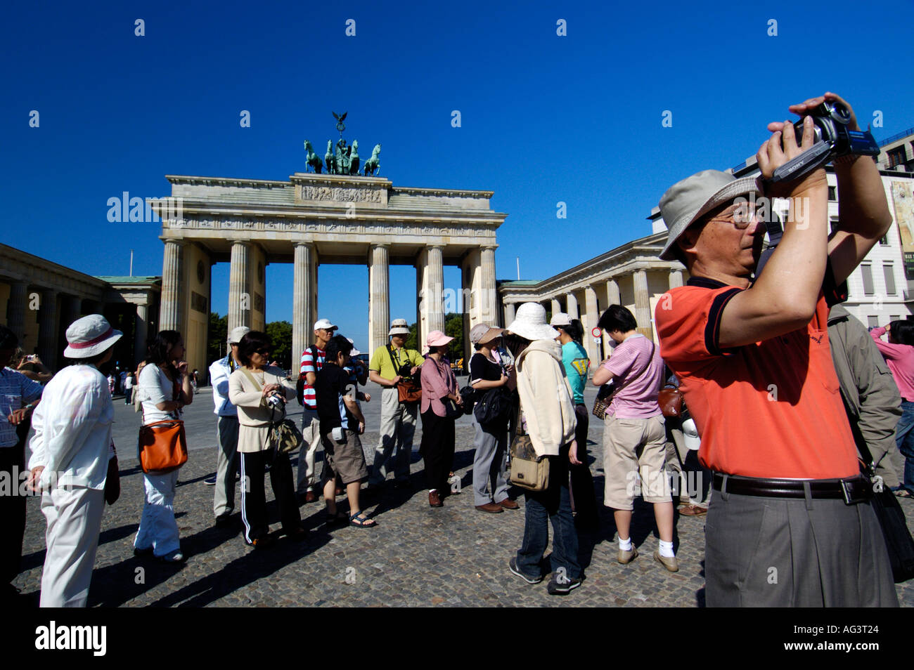 Chinesische Touristen besuchen das Brandenburger Tor in Berlin 2005 Stockfoto