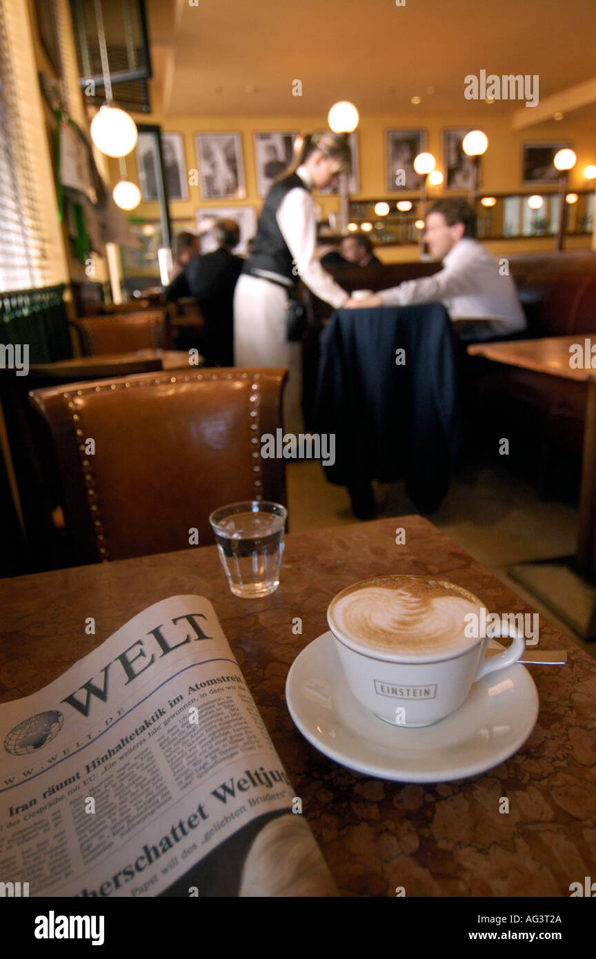 Berühmte und modische Cafe Einstein unter Den Linden in Berlins Mitte 2005 Stockfoto