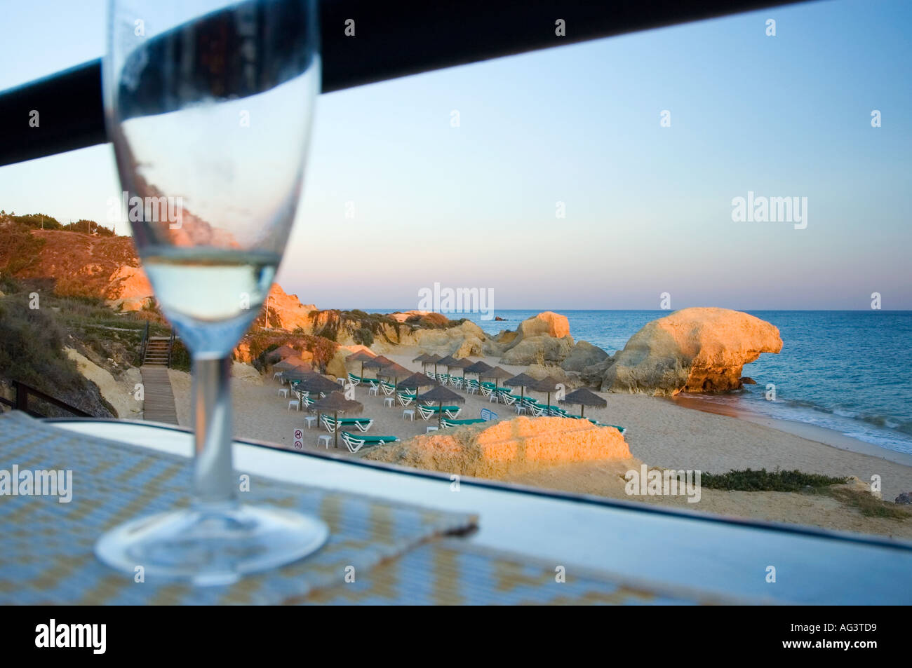 Blick auf einen Strand von einem Restaurant am Gale bei Sonnenuntergang in der Nähe von Albufeira-Algarve-Portugal Stockfoto