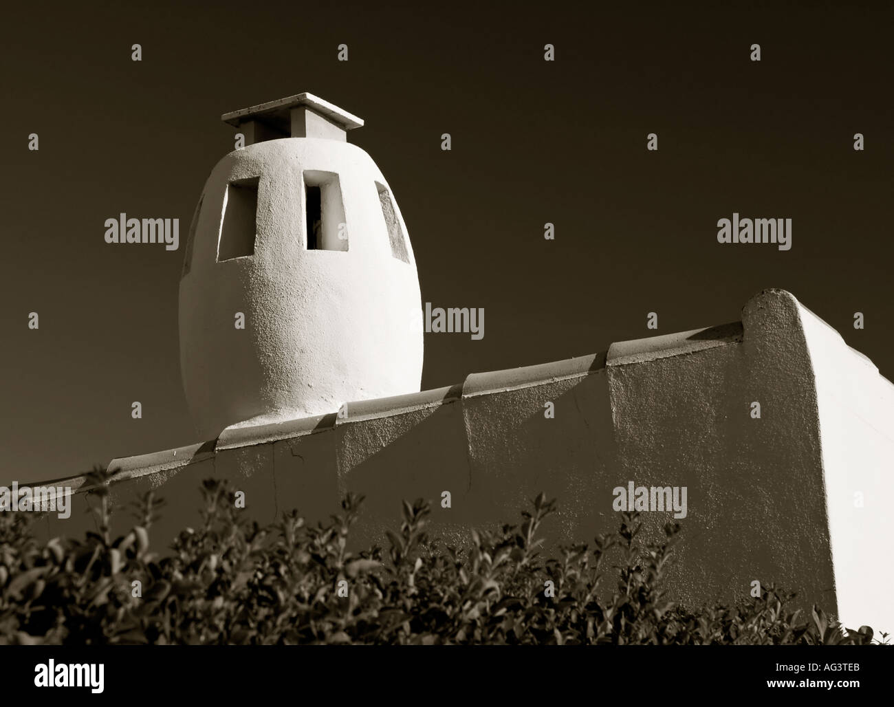 Villa Dach und Schornstein im Sturm in der Nähe von Albufeira Algarve Portugal in mono Stockfoto