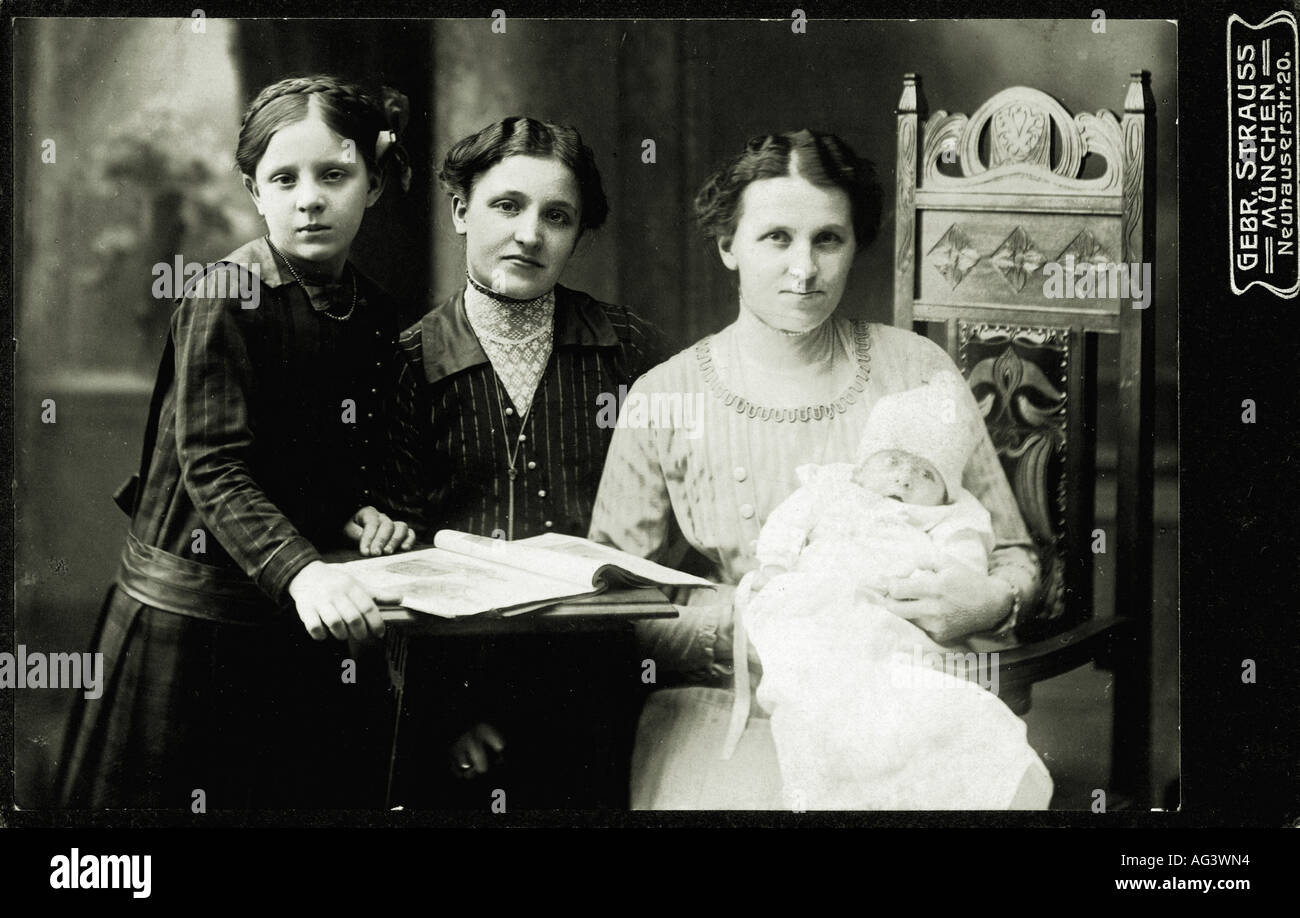 Menschen, Familie, Mutter mit Kindern, Gruppenbild, Schrank Bild, Foto von Gebrüder Strauss, München, Deutschland, ca. 1900, Stockfoto