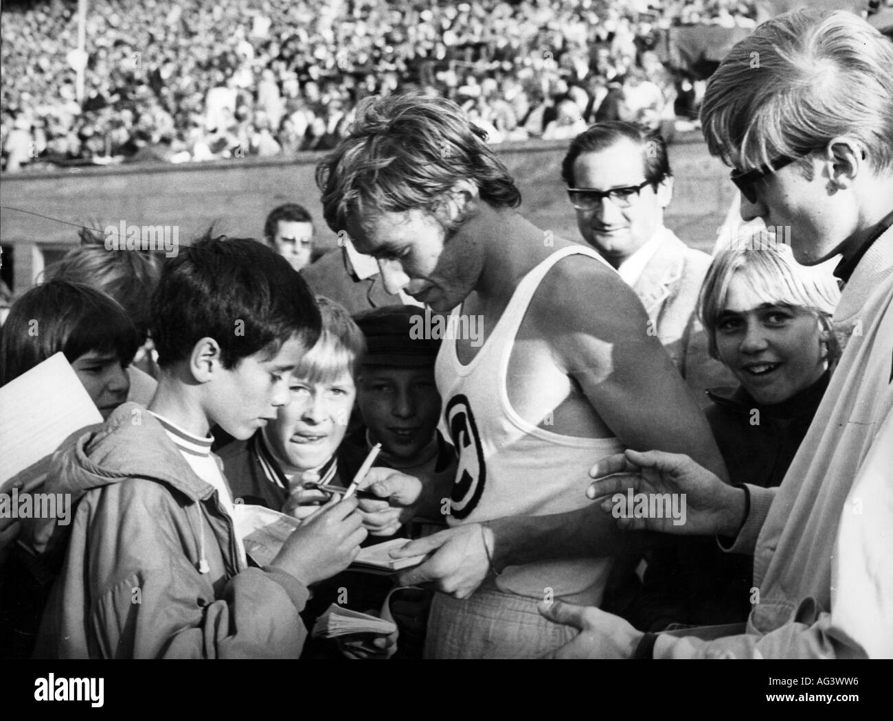 Zacharias, Thomas, deutscher Leichtathlet (Hochsprung), mit seinen Fans, im Olympiastadion Berlin, 1968, Stockfoto