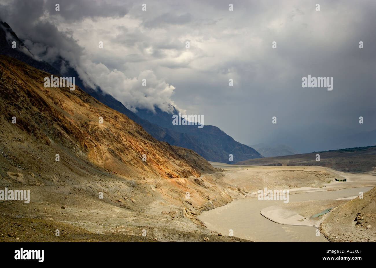 Bergwelt entlang der KKH südlich von Giligit im Norden Pakistans Stockfoto
