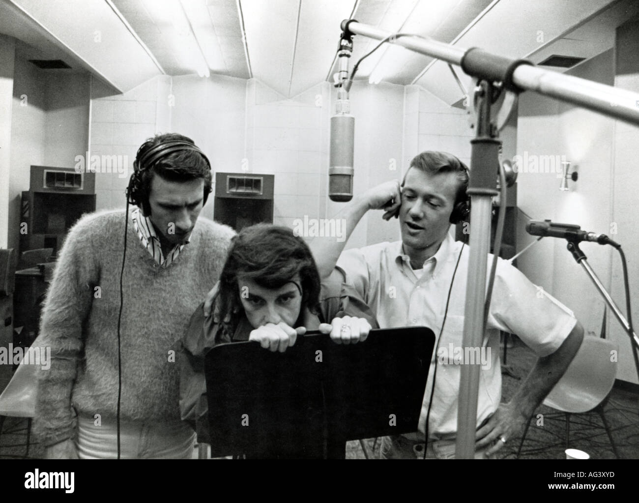 PHIL SPECTOR US Musikproduzent etwa 1967 mit der Righteous Brothers Bill Medley auf der linken Seite und Bobby Hatfield Stockfoto