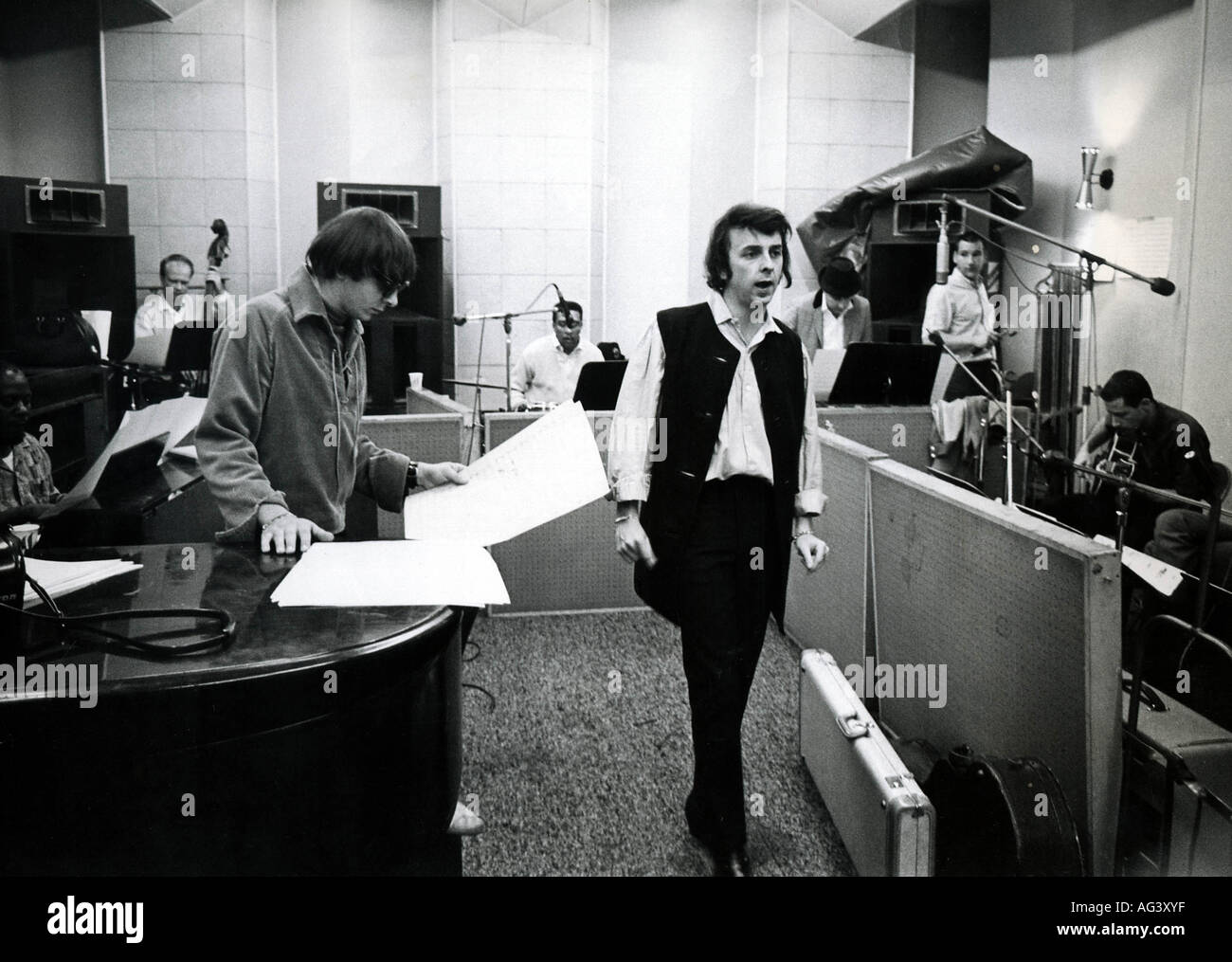 Musikproduzent PHIL SPECTOR U.S. über 1967 mit Assistent Jack Nitzsche auf der linken Seite Stockfoto