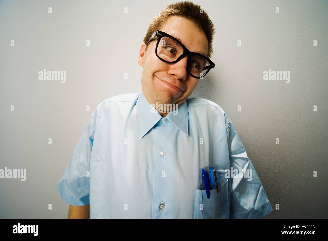 Mann mit dicker Brille und Kugelschreiber in der Tasche Stockfoto
