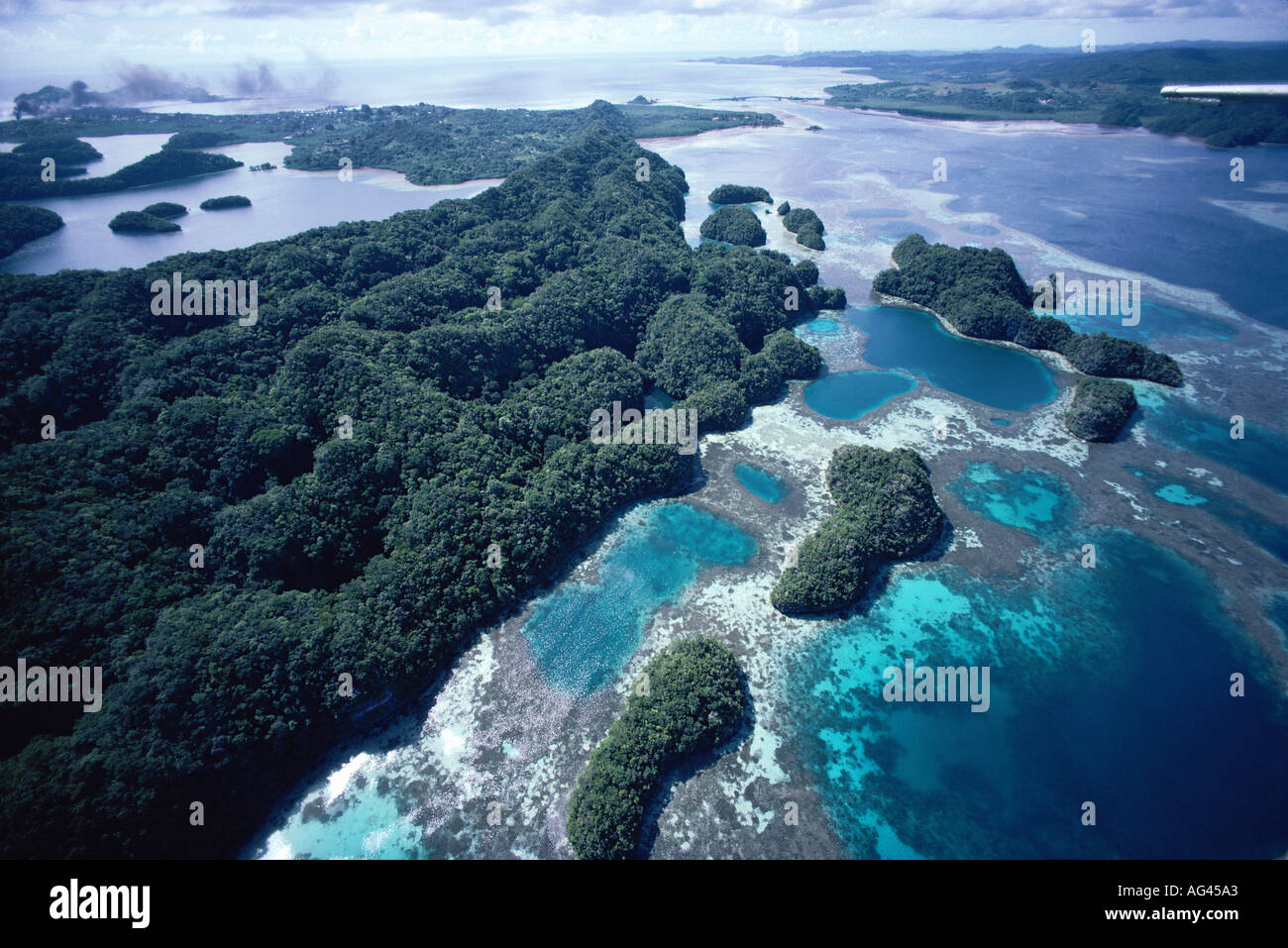 Luftaufnahme der Farbsäume Korallenriffe und Inseln Palau-Inseln Mikronesiens Pazifischen Ozean Stockfoto