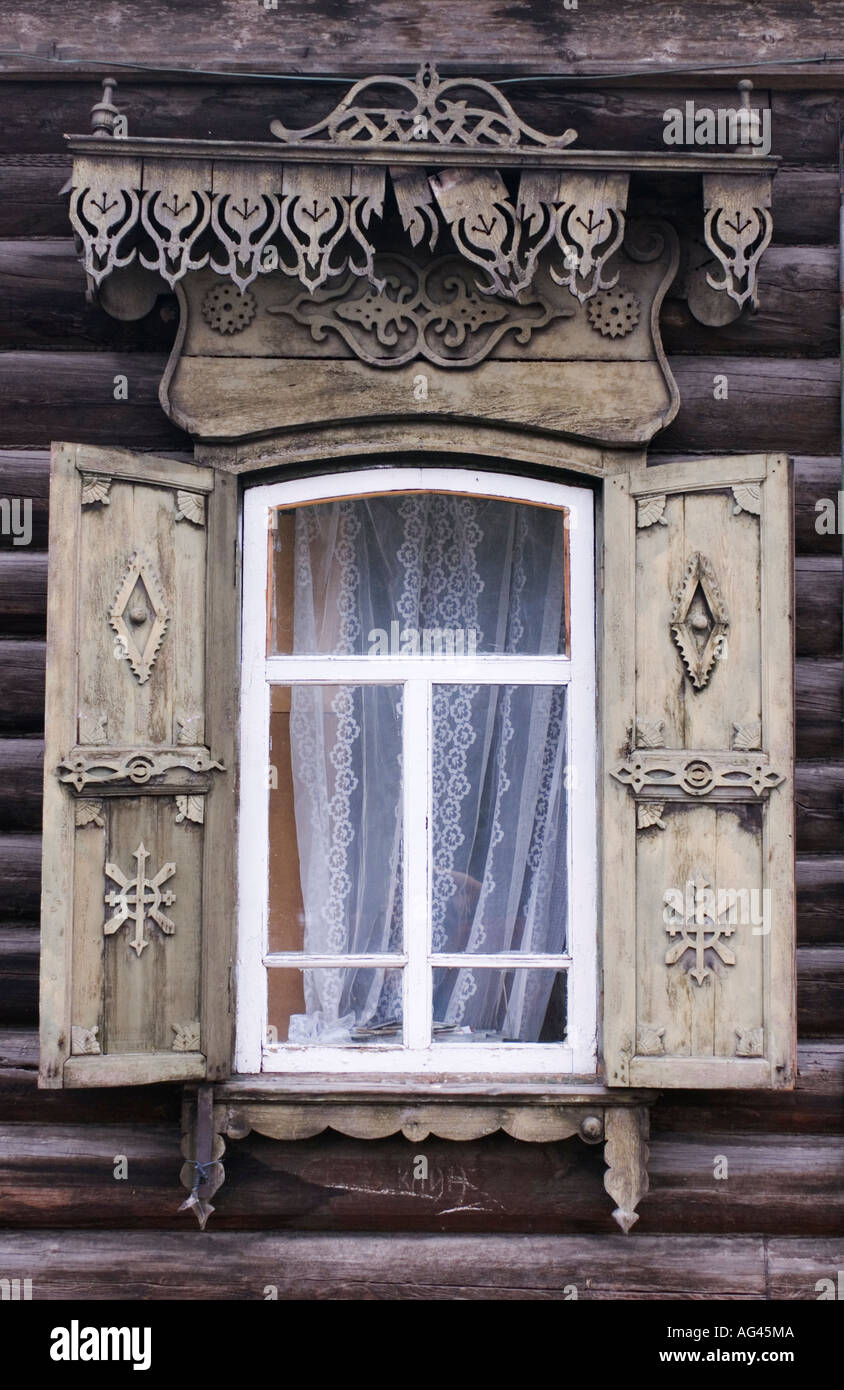 Alte verzierte Holzfenster im Haus in Ulan Ude Sibirien Russland 2006 Stockfoto