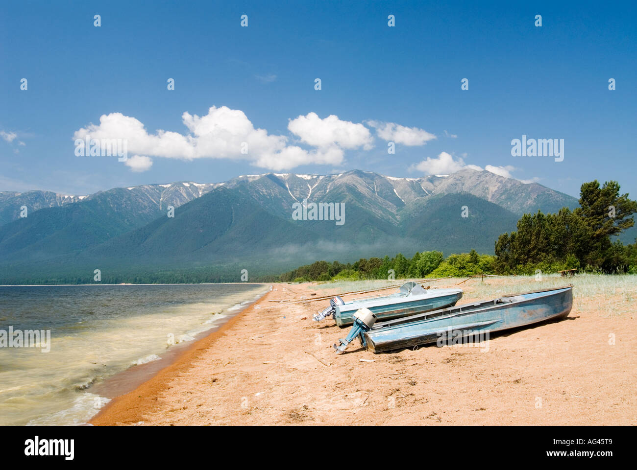 Alte Boote am Strand neben dem Baikalsee in Sibirien Russland 2006 in Zaibaikal National Park Stockfoto