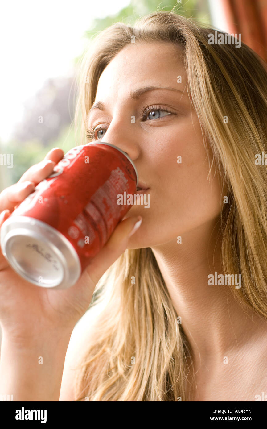 Mädchen trinken von Cola kann Stockfoto