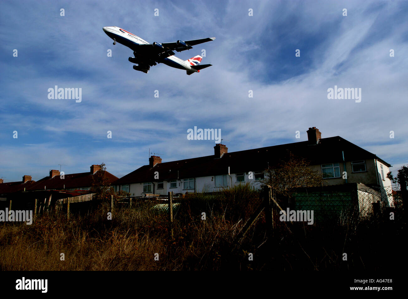 FLUGZEUG-JET FLUGZEUG BEI DER LANDUNG IN LONDON HEATHROW FLUGHAFEN LHR HÄUSER IN DER LONDON BOROUGH OF HOUNSLOW ÜBERFAHREN Stockfoto