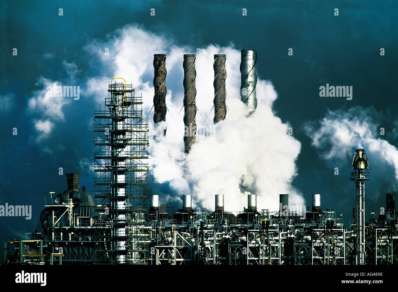 Umweltverschmutzung. Schwerer Industrieplanet. Rauch und Dampf entweichen. Kamine. Klimawandel. Stockfoto