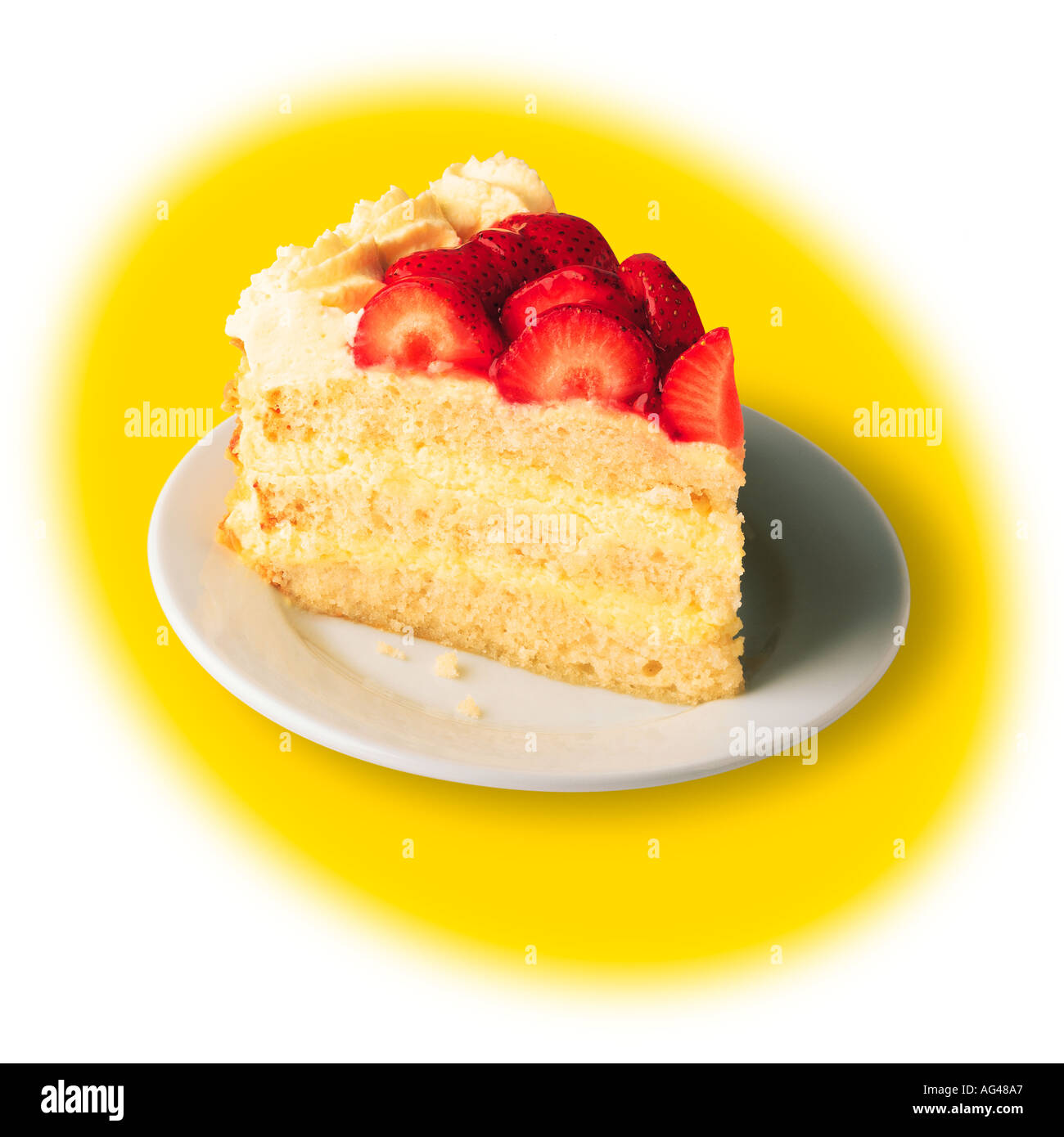 Stück Kuchen. Erdbeerkuchen auf einem Teller. Isoliert auf einem gelben und weißen Hintergrund. Stockfoto