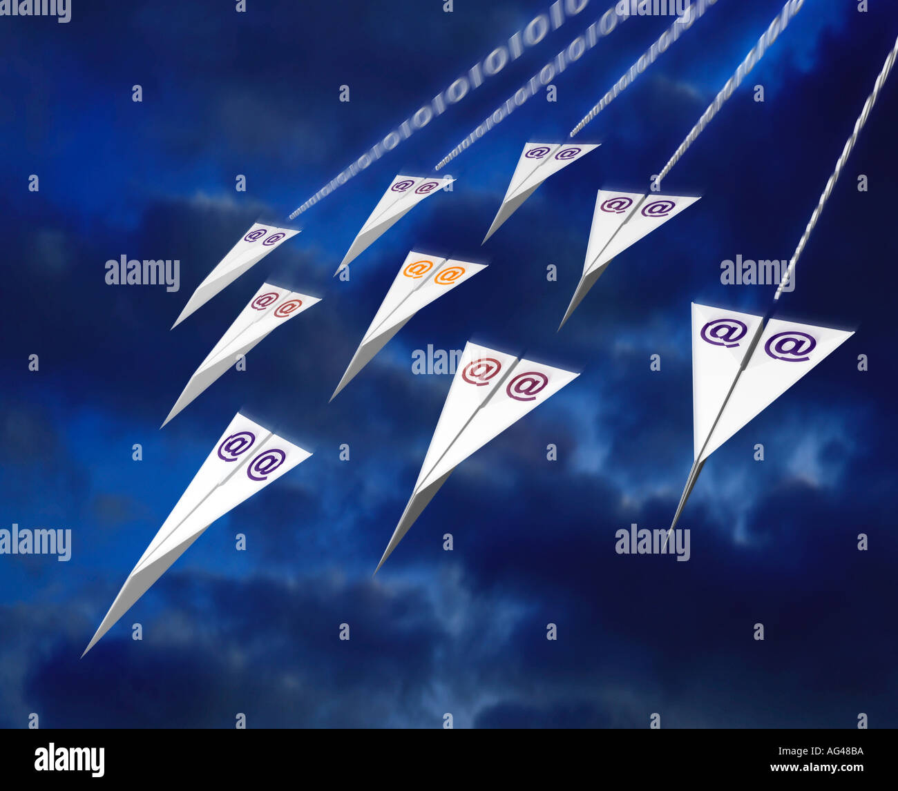 E-Mail, Nachricht, Kommunikation, dargestellt durch Papierebenen, die durch den Himmel fliegen, mit @-Symbol auf Flügeln Stockfoto