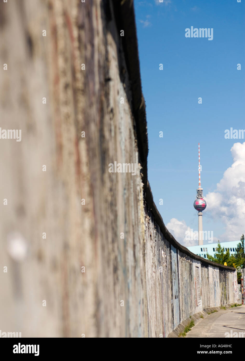 Berliner Mauer an der East Side Gallery und Fernsehturm in Ferne in Berlin Deutschland 2006 Stockfoto