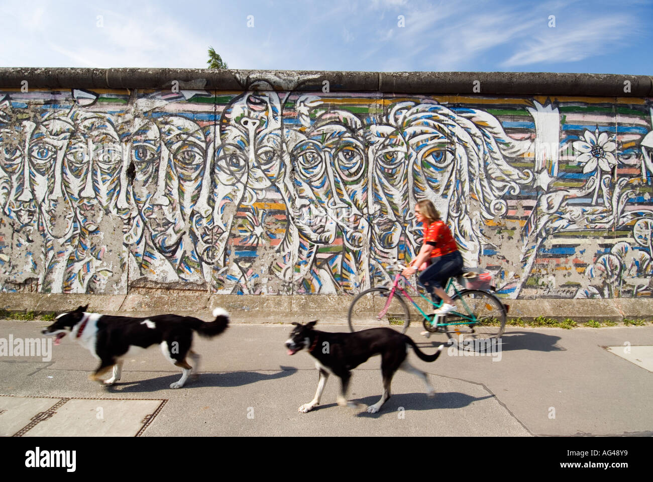 Farbenfrohe Wandbilder gemalt auf Berliner Mauer an der East Side Gallery in Berlin Deutschland Stockfoto