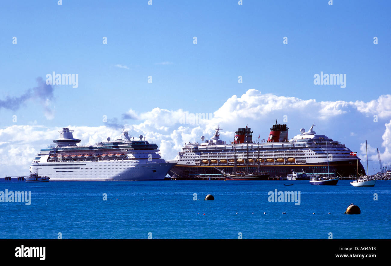 Kreuzfahrtschiffe in Charlotte Amalie St Thomas uns Jungferninseln Karibik festgemacht Stockfoto