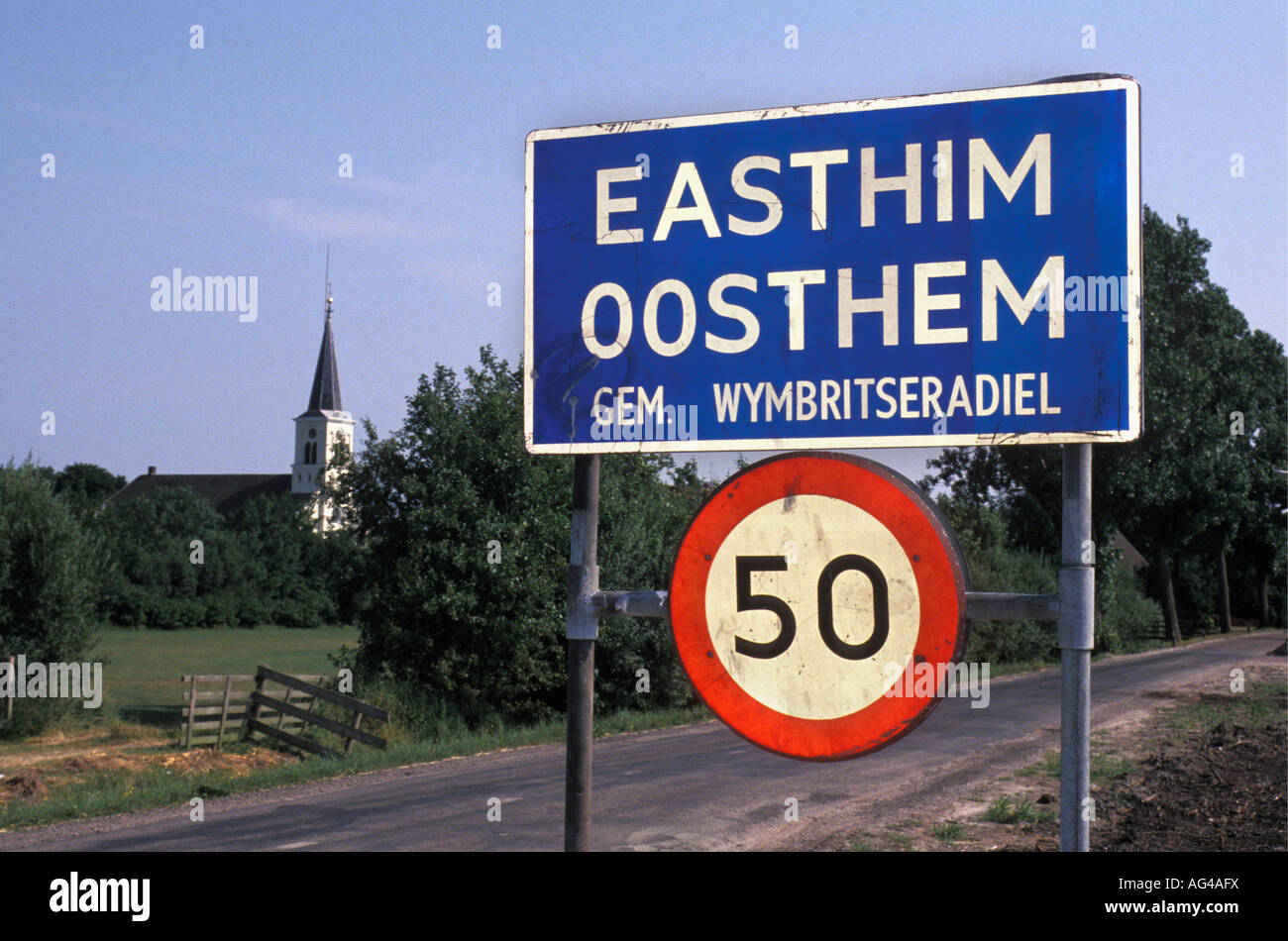 Niederlande-Oosthem-Schild auf der Straße mit Dorfnamen in Niederländisch und Friesisch angezeigt Stockfoto