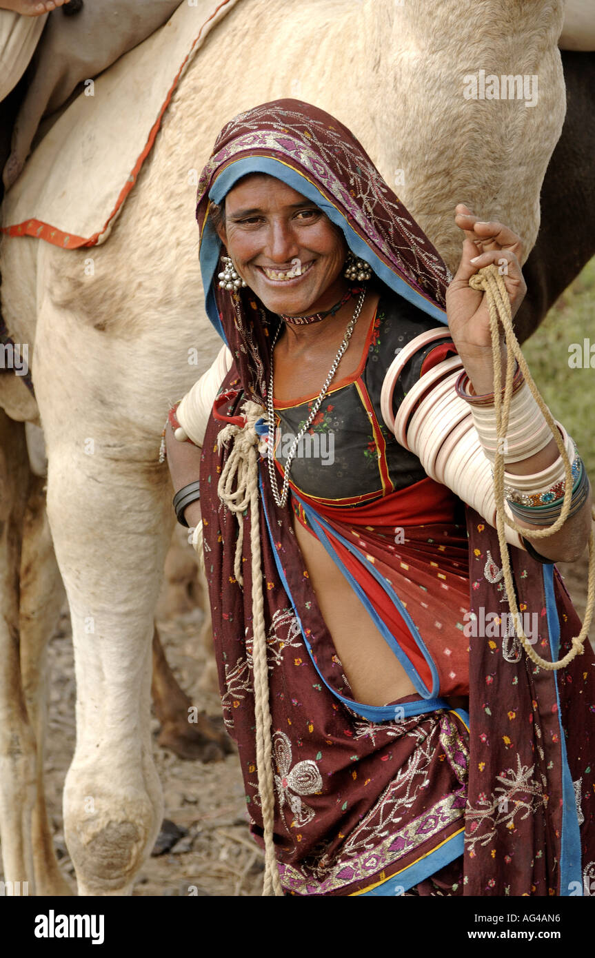Zigeunerinnen vor ihrem Kamel Akola Akot Maharashtra Indien Stockfoto