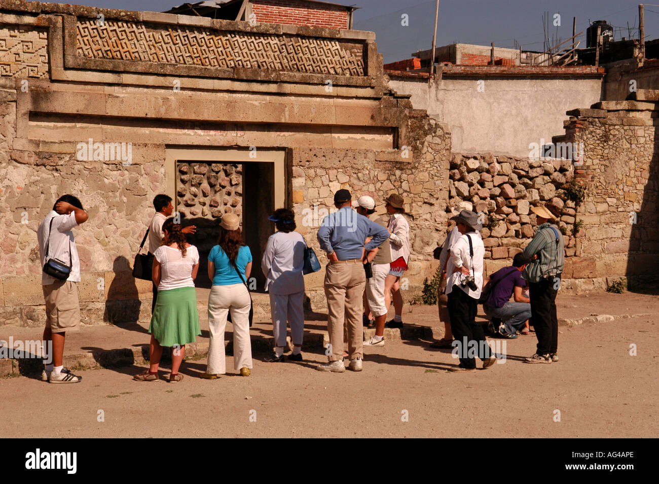 Mitla archäologische Zone San Pablo Villa de Mitla Oaxaca Staat Mexiko Gruppe von Touristen im Inneren der Kirche Gruppe-Komplex Stockfoto